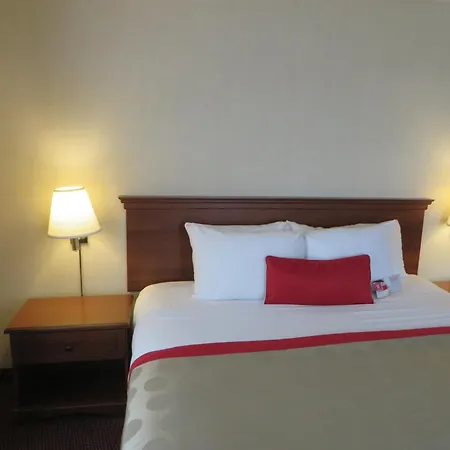 Ramada By Wyndham Hawthorne/Lax Hotel Room photo