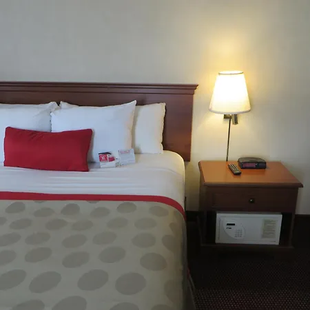 Ramada By Wyndham Hawthorne/Lax Hotel Room photo