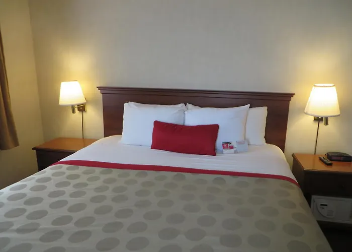 Ramada By Wyndham Hawthorne/Lax