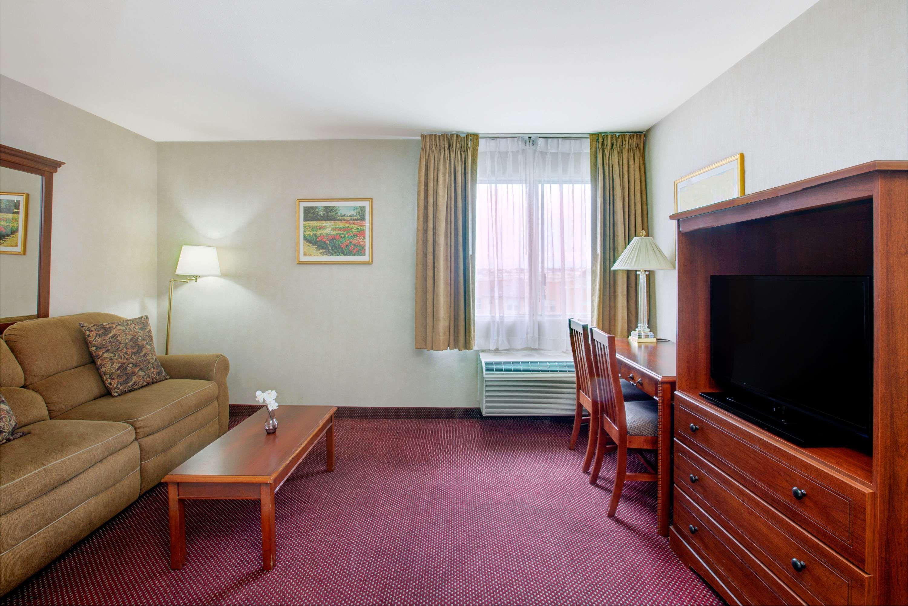 Ramada By Wyndham Hawthorne/lax