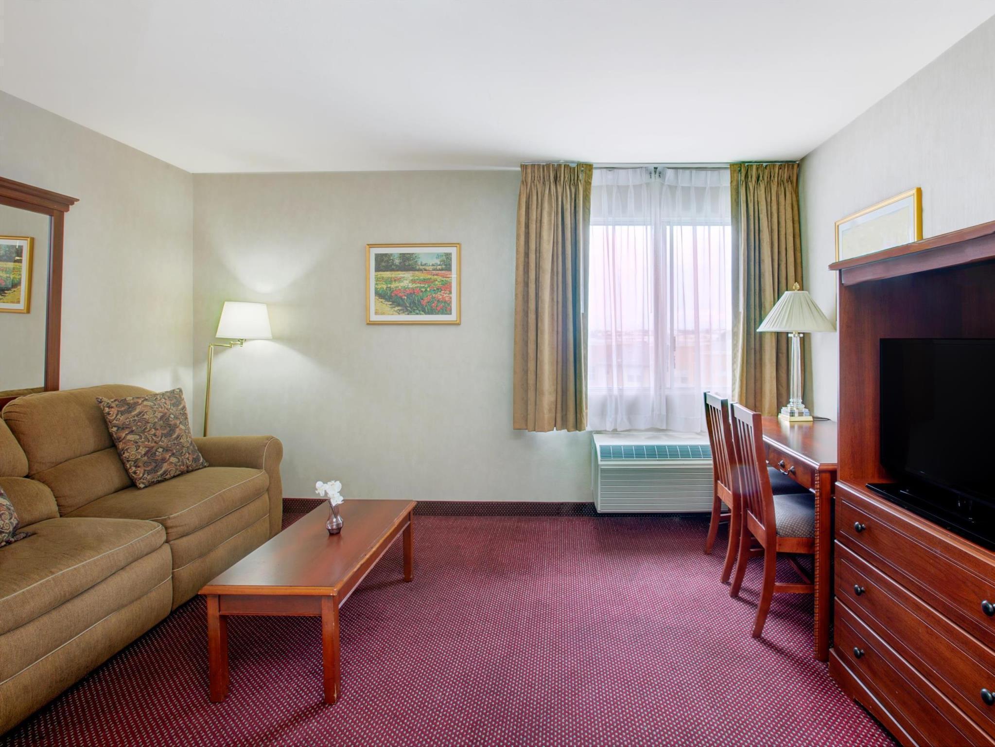 Ramada By Wyndham Hawthorne/lax Hawthorne